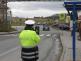silniční kontrola - policista měří radarem u železničního přejezdu
