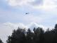 vrtulník nad lesem