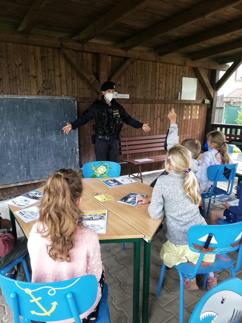 Policista přednášel prvňáčkům v jaroměřské základní škole 11.6.2021