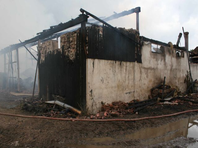 Plameny zničily stodolu