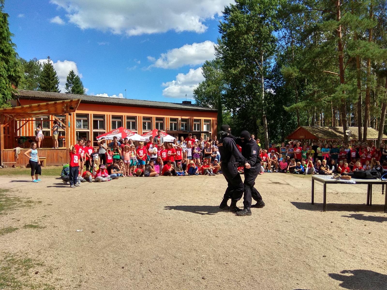 prezentace práce policie na letním dětském táboře