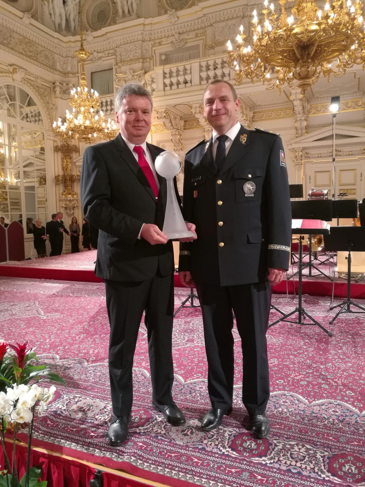 2 Jaromír Badin - Policista roku 2016 a ředitel pražské policie brigádní generál Mioš Trojánek 3.jpg