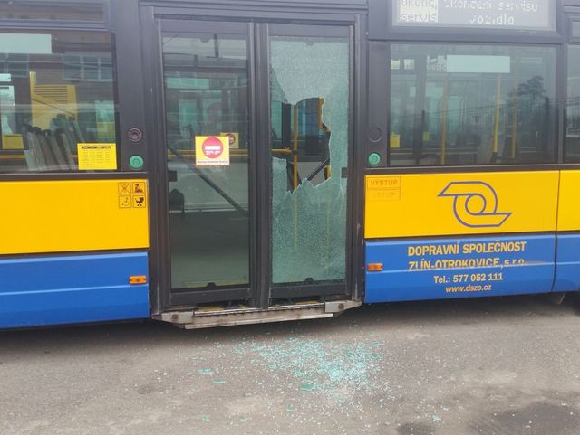 poškození autobusu DSZO.jpg