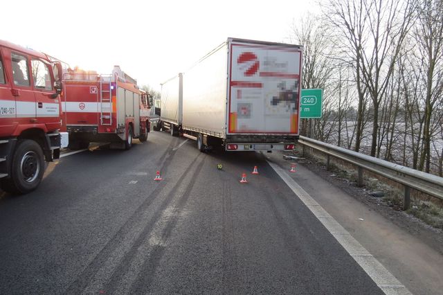 nehoda dvou nákladních vozidel