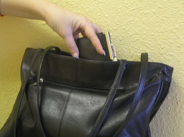 peněženka nahoře v kabelce