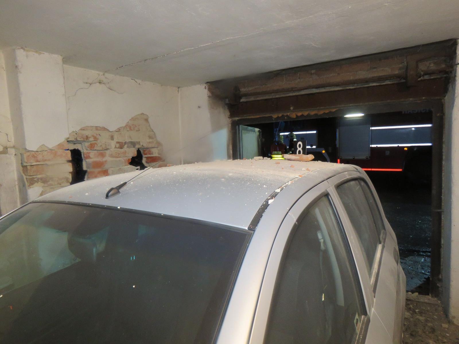 Poškozené auto v garáži