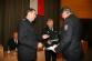 007_první z 80 policistů přebírá medaili