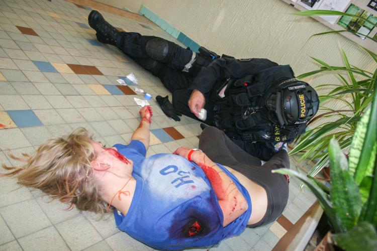05 raněná dívka a policista