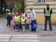 policista u přechodu s dětmi