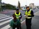 Opava - policejní preventiska a dopravní policista předávají sešity "Zebra"