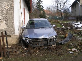 7.2.2009 - Seč, dopravní nehoda automobilu Proton 415 x pevné překážky