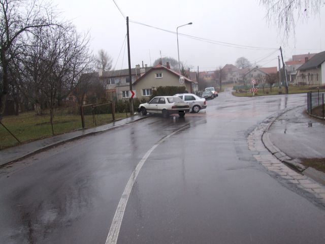 8.2.2009 - Běstovice, čelní střet automobiů značky Peugeot 309 a Škoda Fabia, 3x zranění