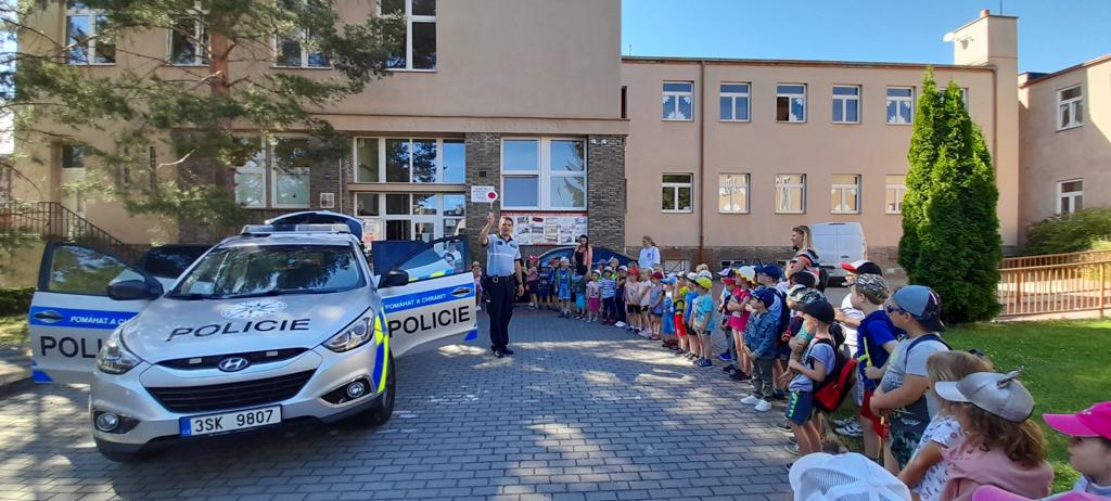 Policisté pobesedovali s žáky mateřských škol