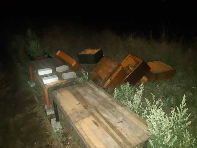 Zničené včelí úly