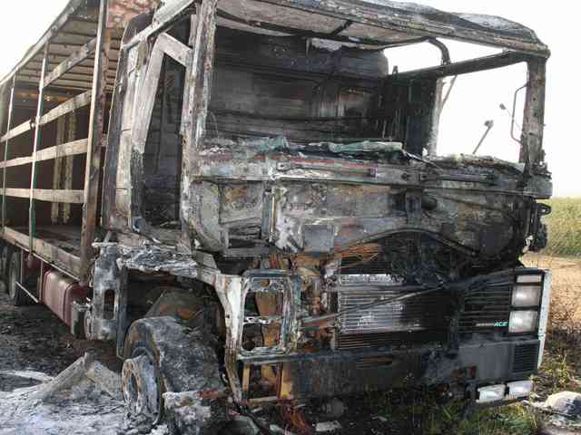 Požárem zničený kamion značky Renault