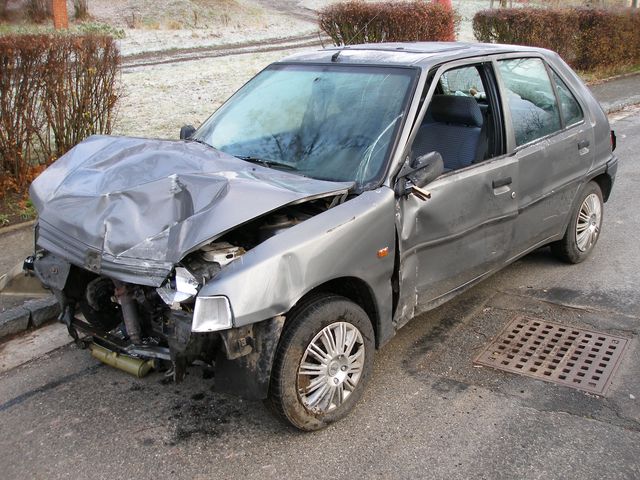 3.12.2009 - Jehnědí, s.č. 315, střet Peugeot 106 x oplocení