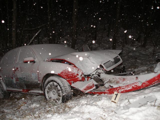 19.12.2009 - u Semanína, střet Škoda Octavia x strom
