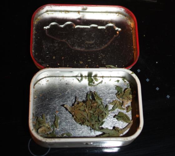 Foto č. 4 krabička se zbytkem marihuany