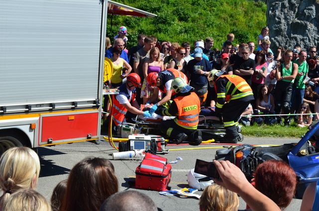 Zásah hasičů a zdravotníků při simulaci dopravní nehody.JPG