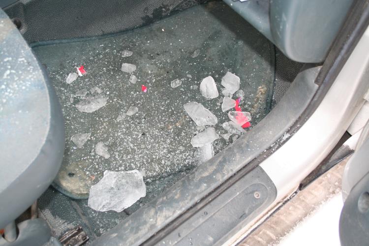 kus ledu spadl na auto