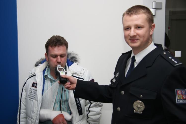 dospělí si mohli vyzkoušet, jakým způsobem měří policie alkohol.JPG