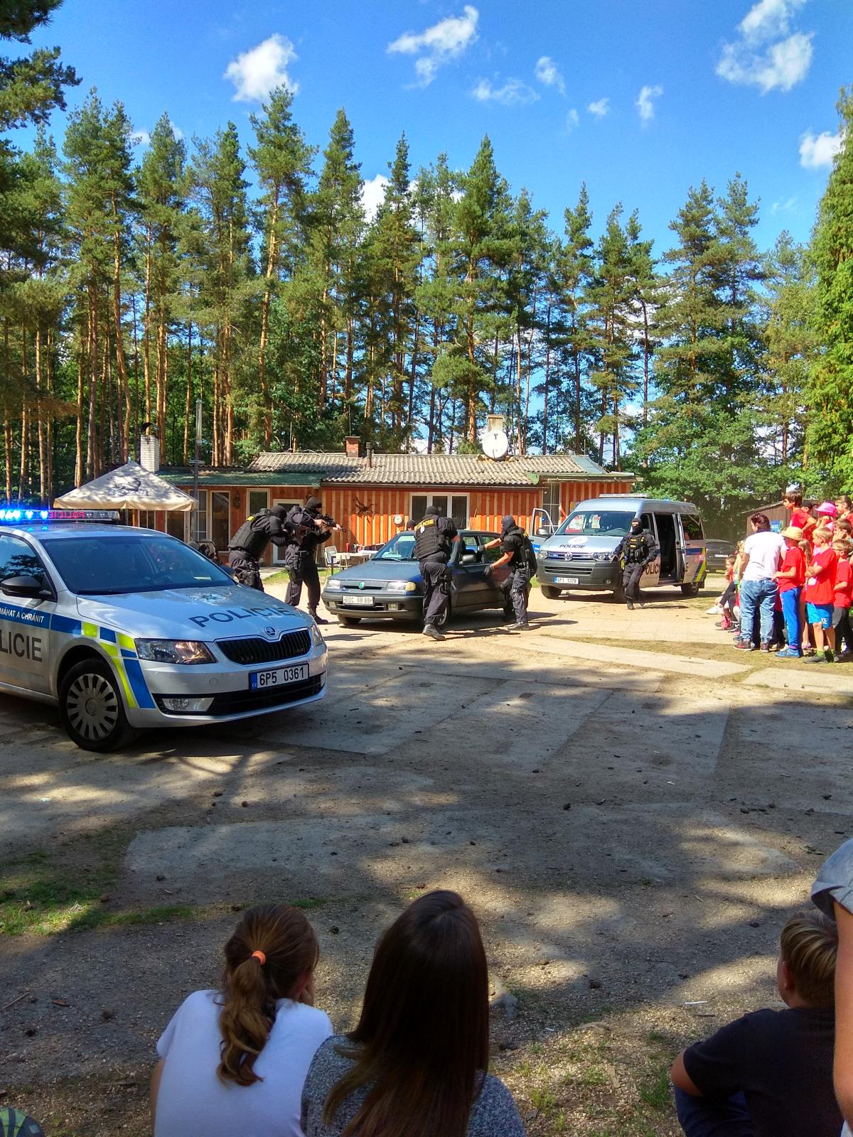 prezentace práce policie na letním dětském táboře
