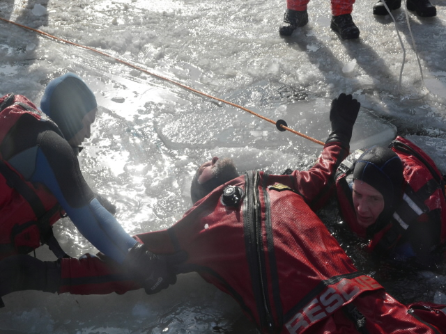 Výcvik policistů v záchraně tonoucího na zamrzlé vodní ploše