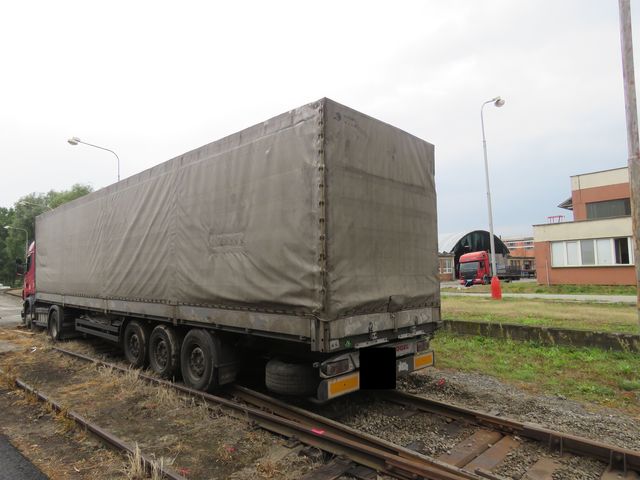 Kamion na kolejích Otrokovice.JPG