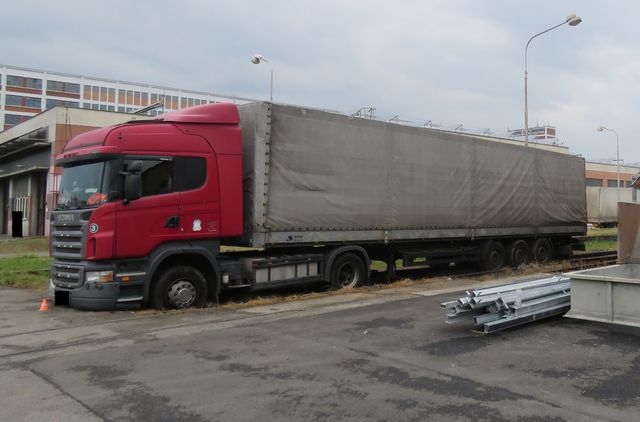 Kamion na kolejích Otrokovice - 2.JPG