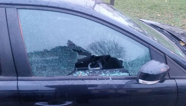 Poškozené okno vozidla.jpg