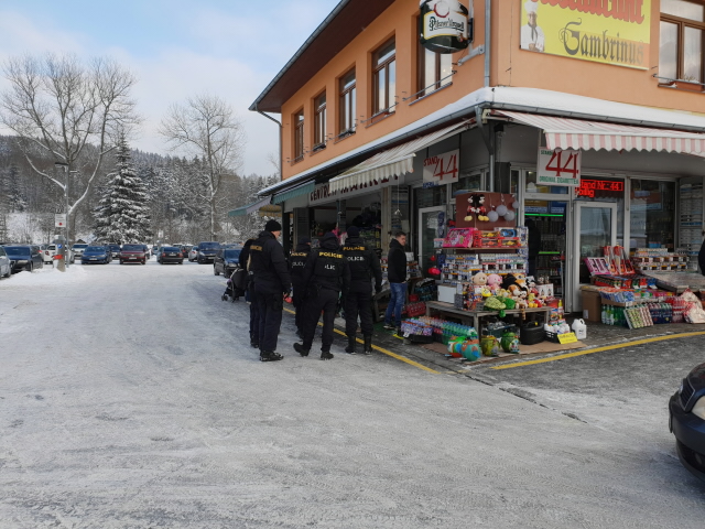 Policejní akce na tržnici v Potůčkách