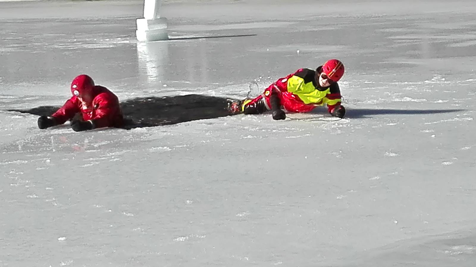Záchrana osob probořených v ledu