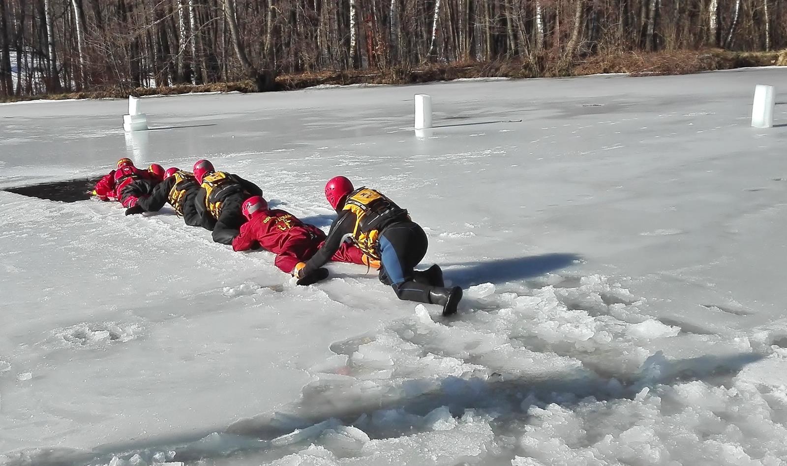 Záchrana osob probořených v ledu