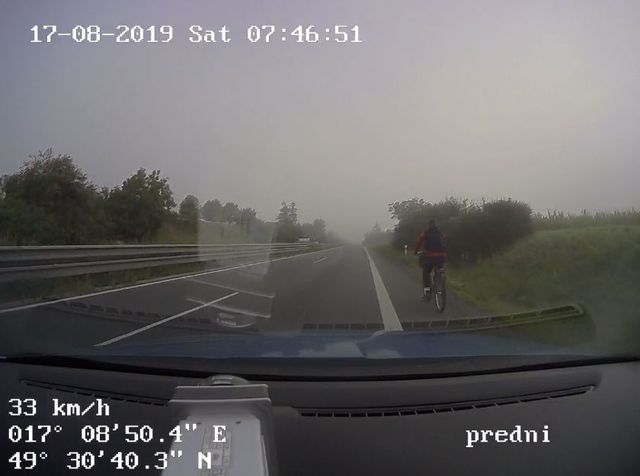 Opilý cyklista na dálnici