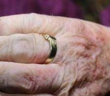 Klokočná - pravá ruka s prstýnkem ze žlutého kovu