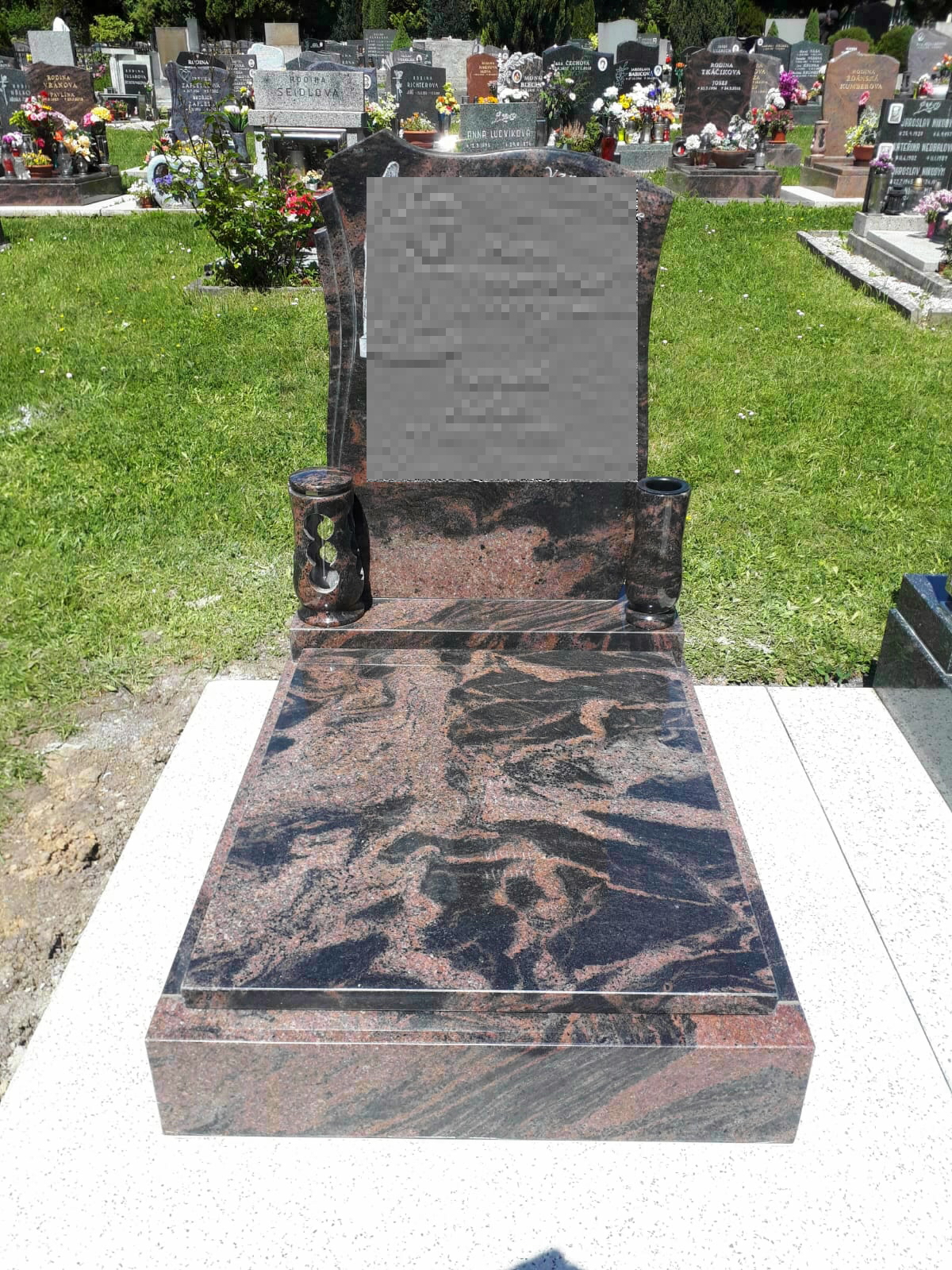 ilustrační foto identického náhrobního kamene