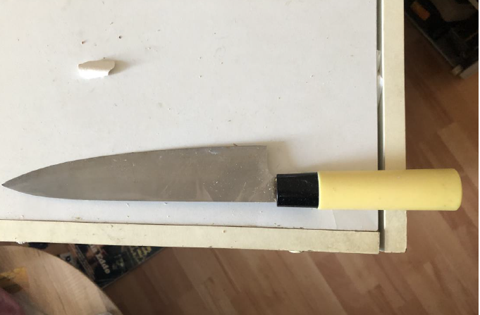 Jeden z nožů nalezených v bytě.PNG