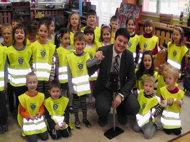 Reflexní vesty dětem přivezl osobně ředitel BESIPu Ondřej Valenta.
