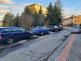 Ulice Ladislava Fialy se zaparkovanými auty