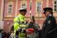 plk. JUDr. Kučera předává defibrilátor dopravní policii
