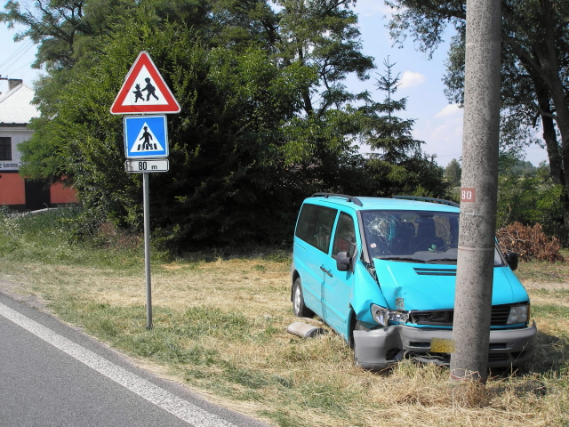 Havárie vozidla Mercedes v obci Sadová.jpg 