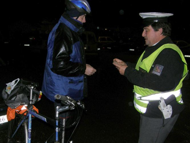 cyklista při kontrole policistou.jpg