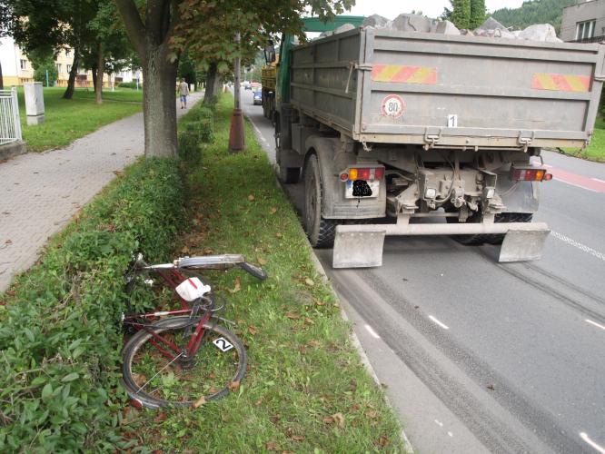 střet cyklisty s nákladním vozidlem