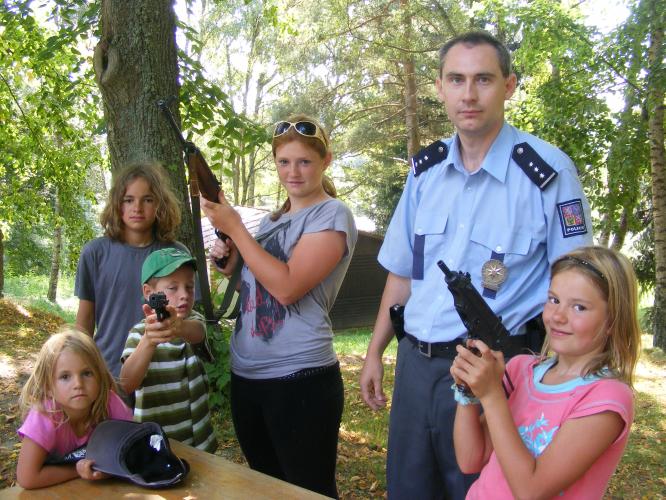 Policisté na dětském táboře.jpg