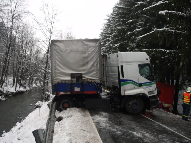 střet tří nákladních vozidel v Lidečku