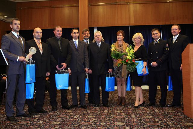 mjr. Mgr. Ervín Dankovský (vlevo) a jeho Tým roku 2011: odbor obecné kriminality zlínského Krajského ředitelství 