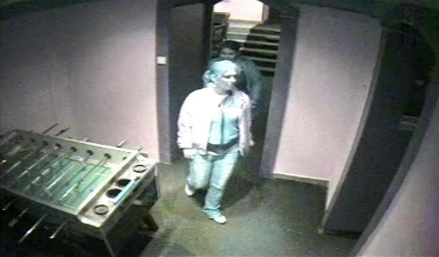 podezřelá žena v benešovském baru