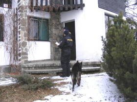 Ilustrační foto - policisté se psem u chaty.jpg 