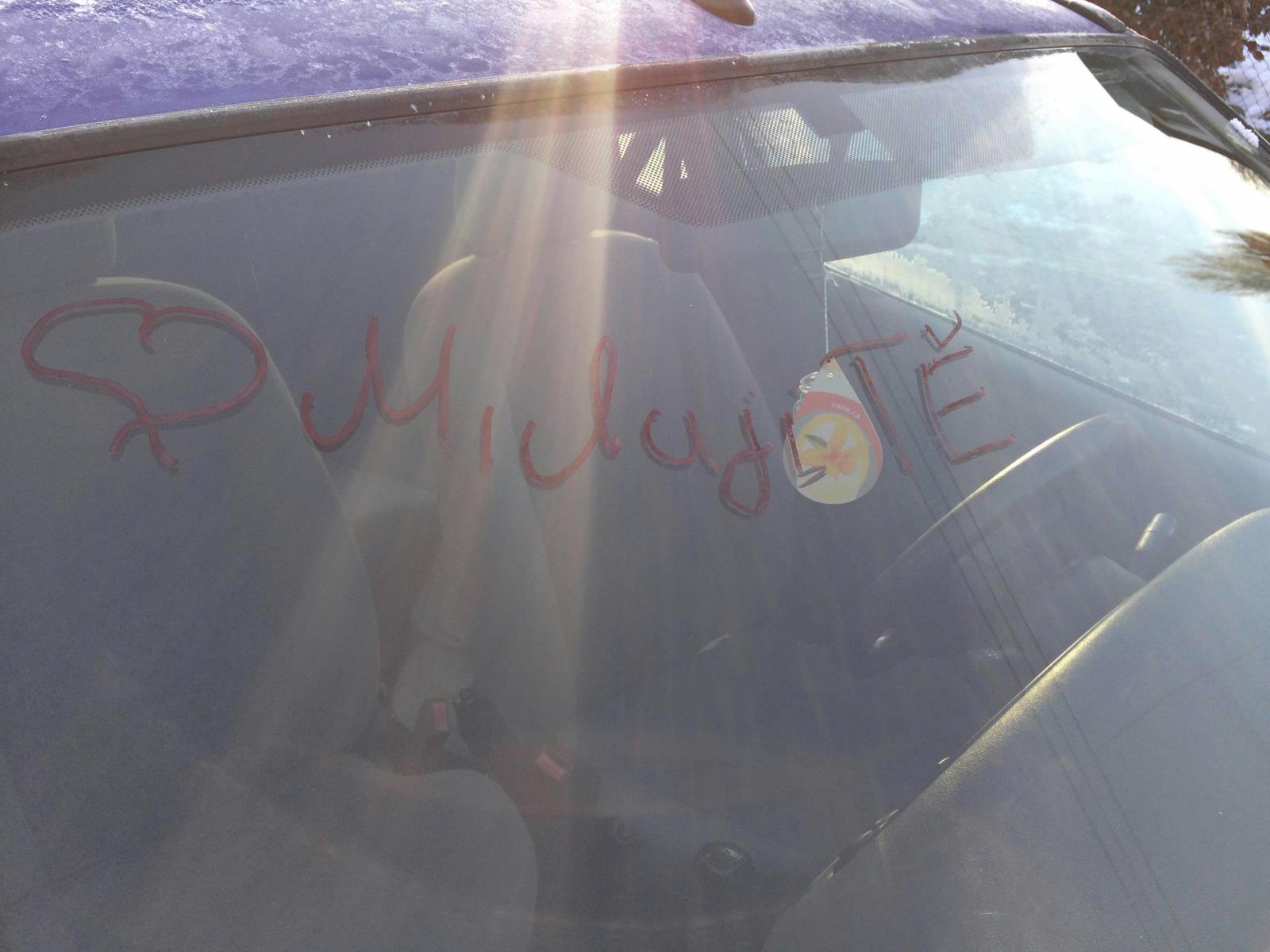 milostný vzkaz na autě oběti stalkingu