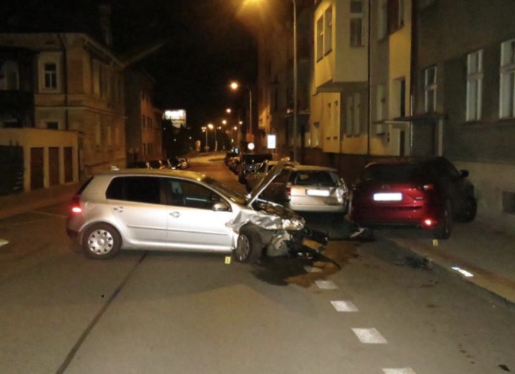 Řidič pod vlivem alkoholu havaroval do zaparkovaných vozidel.jpeg